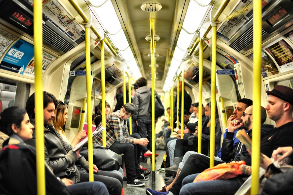 metroda oturan insanlar