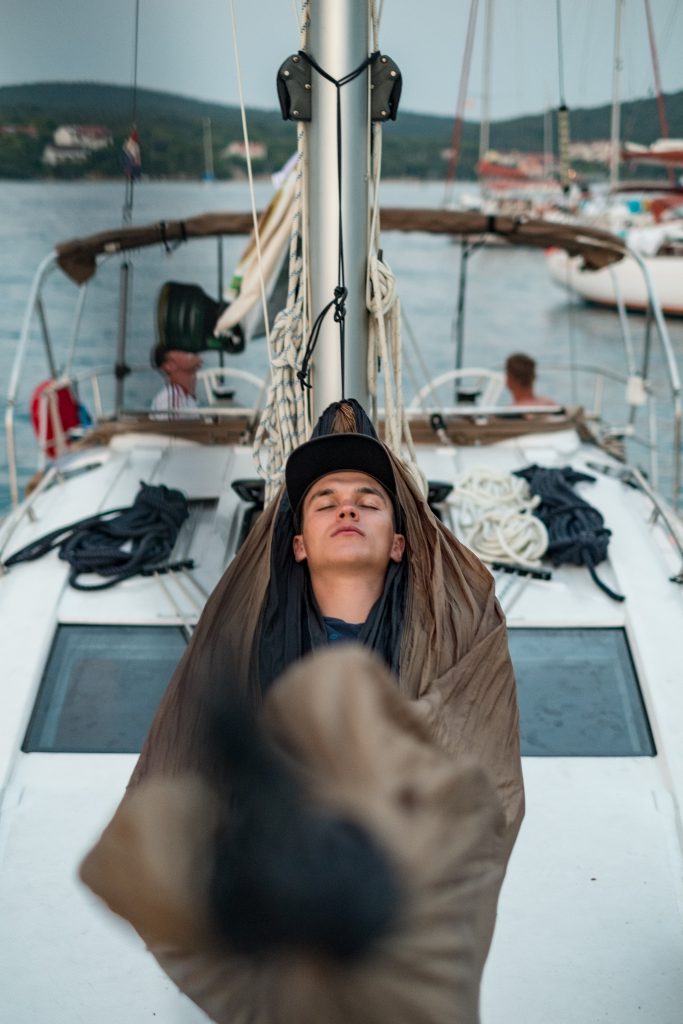 teknede hamakta uyuyan bir adam