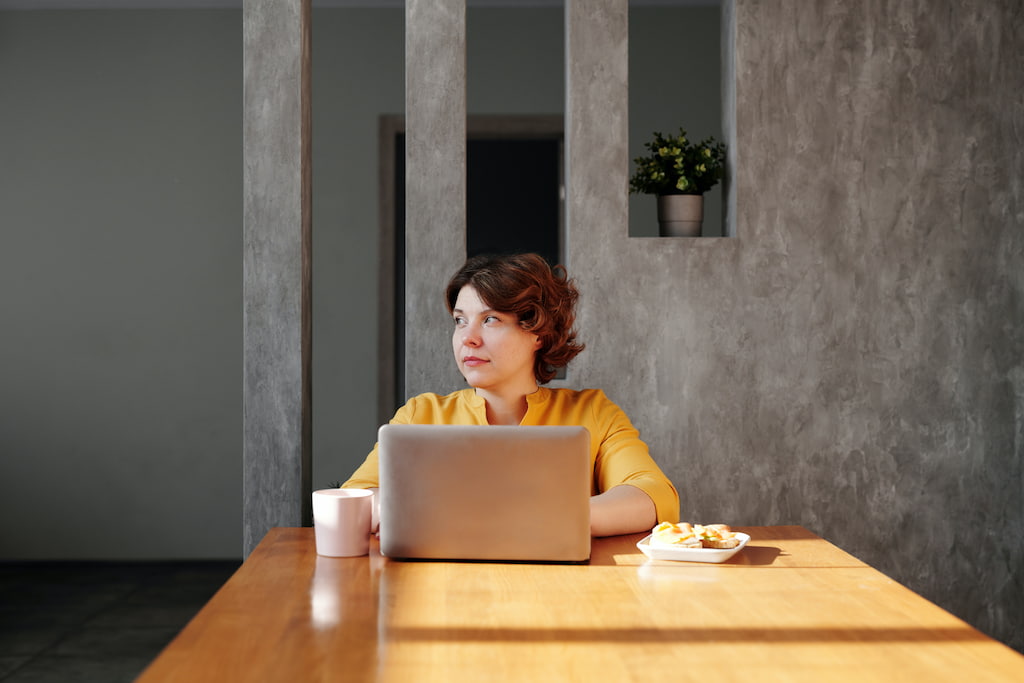 woman working on the laptop